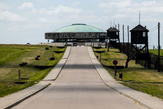 Widok na Pomnik-Mauzoleum, Drogę Hołdu i Pamięci, po prawej stronie wieże wartownicze.