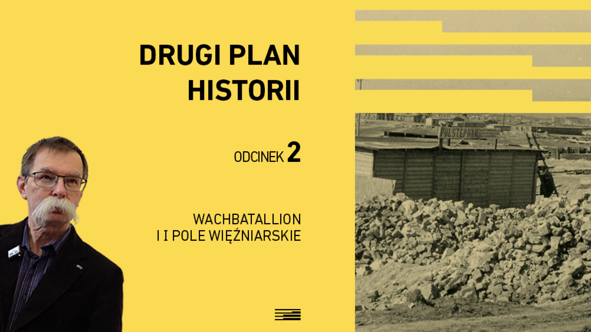 Czarno-białe zdjęcie przedstawiające rozkopany teren z widocznymi fragmentami zabudowy i unoszącym się w tle dymem. Na pierwszym planie leżą gruz i porzucone elementy konstrukcyjne, a po prawej stronie zaznaczono żółtą ramką niewielki budynek.